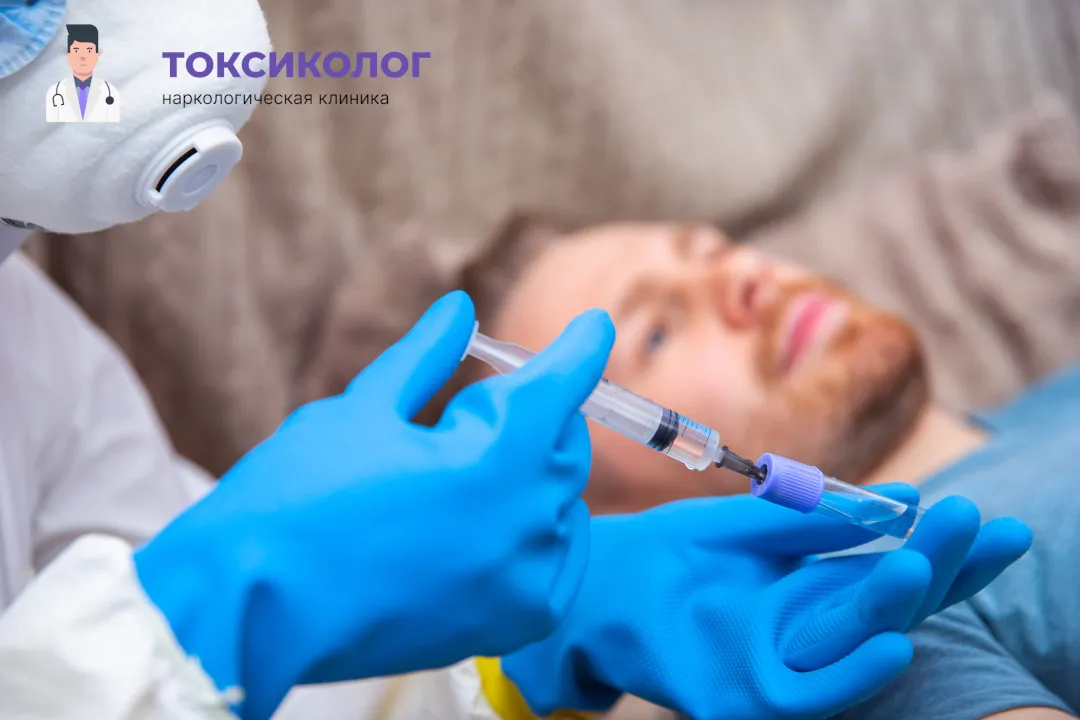 Врач берет анализы в процессе процедуры «Снятие ломки в Архангельске»